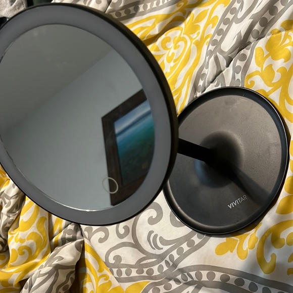 Makeup mirror with light - Picture 3 of 3